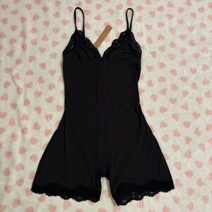 Skims fits everybody lace onesie black size small
New